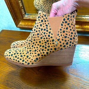 NWOT TOMS  (Kelsey) Leopard Print Ankle Boots.  Size 8 1/2.